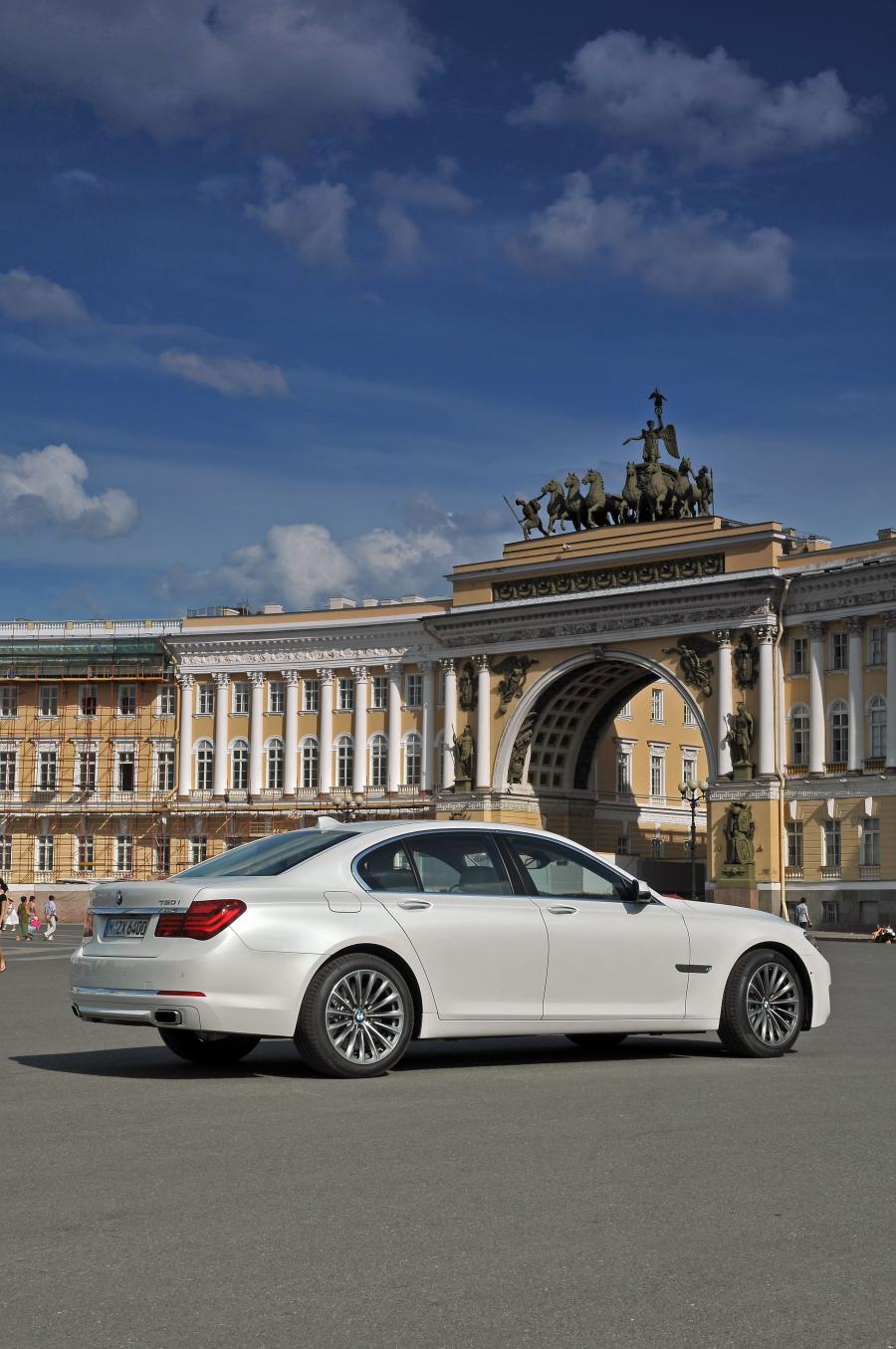  BMW 750i 2013 года  (фото 43 из 56)